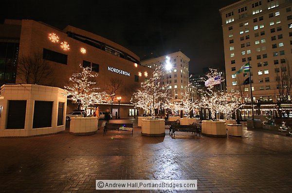 Pioneer Courthouse Square, Holidays, Decorations (Portland, Oregon)