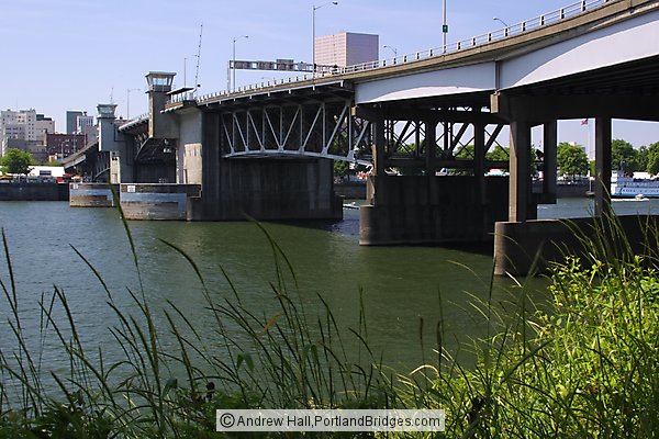 Morrison Bridge, daytime, Willamette River (Portland, Oregon)