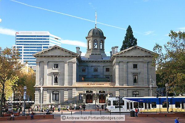 Pioneer Courthouse, MAX Train (Portland, Oregon)