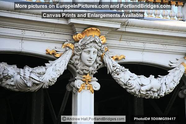Figure on Pont Alexandre III