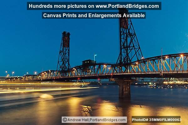 Hawthorne Bridge,Portland Spirit at Dusk