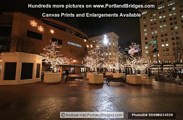 Pioneer Courthouse Square, Holidays, Decorations (Portland, Oregon)