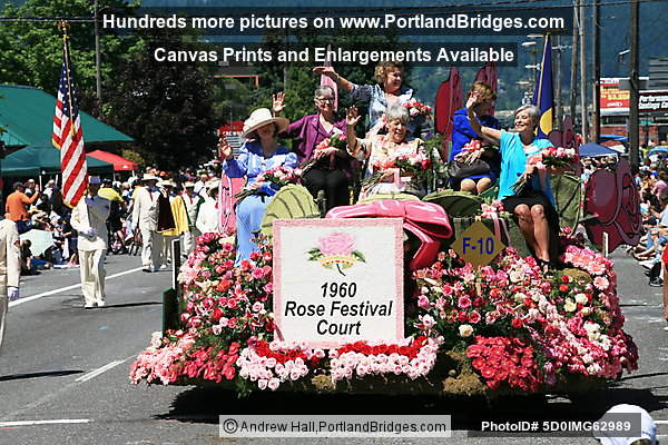 Grand Floral Parade 2010: Royal Rosarians Foundation Float, 1960 Rose Festival Court (Portland, OR)