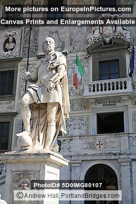 Statue of Cosimo I, Knights' Square, Pisa, Italy 