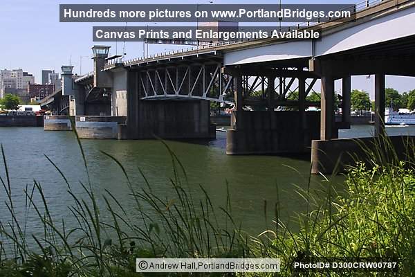 Morrison Bridge, daytime, Willamette River (Portland, Oregon)